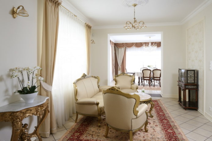 Salon dans les tons blancs dans un style classique