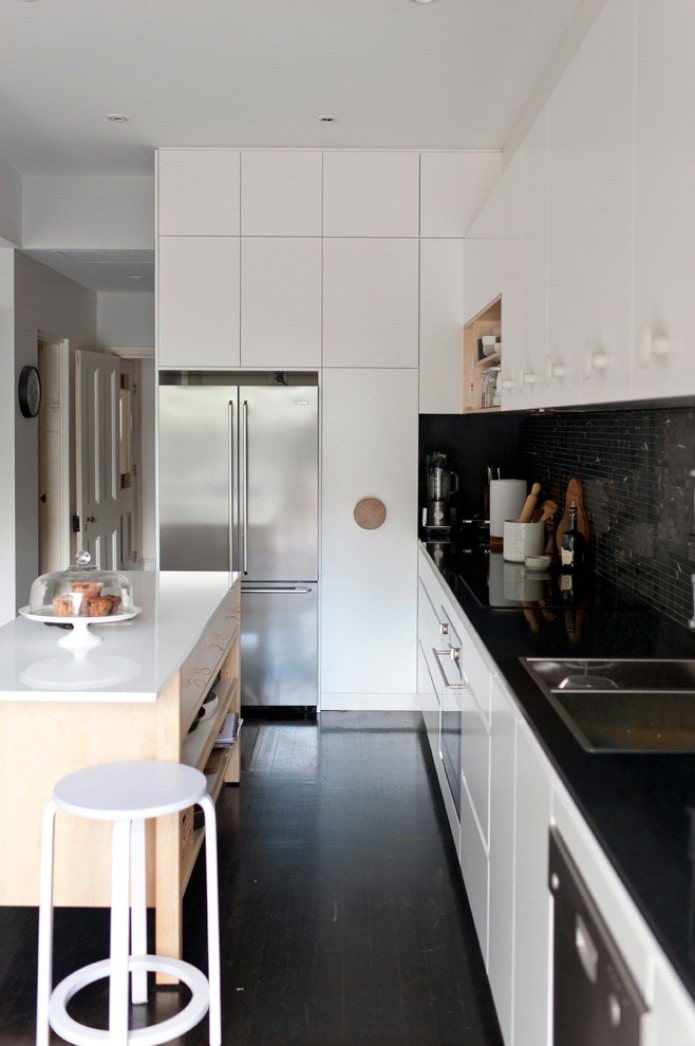 Cuisine blanche avec îlot central