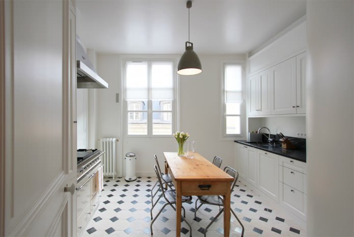 cuisine blanche comme neige avec un plan de travail noir