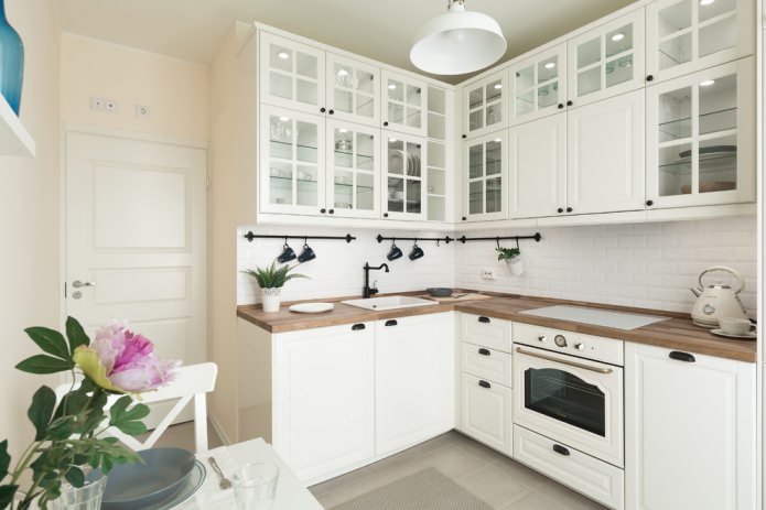 Cuisine de style classique avec un plan de travail en bois