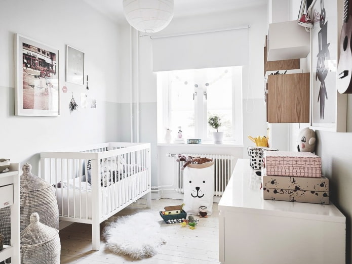 Meubles blancs dans la chambre d'enfant