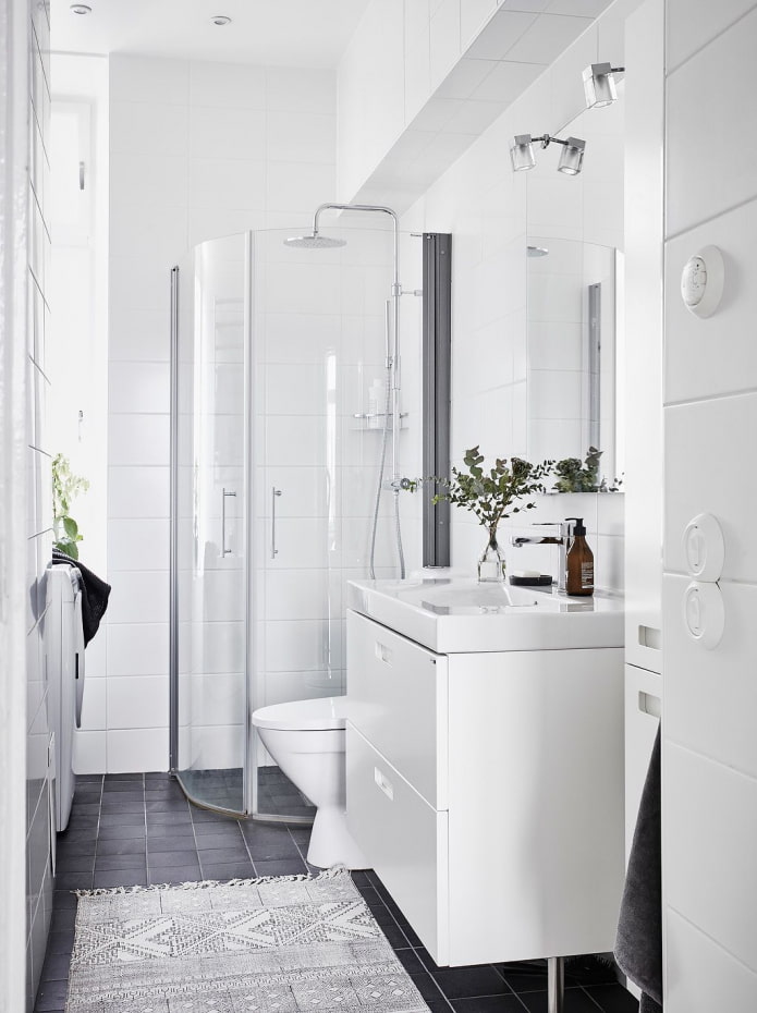 Meubles blancs dans la salle de bain
