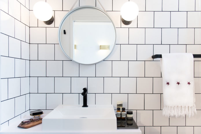 Carrelage blanc avec joint dans la salle de bain