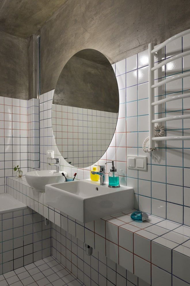 carrelage blanc avec coulis dans la salle de bain