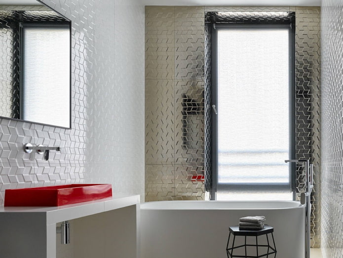 Carrelage blanc et argent dans la salle de bain