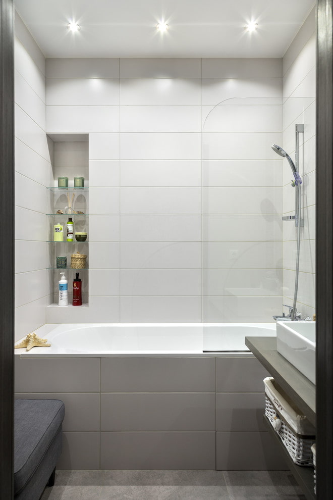 décoration de carrelage gris et blanc dans la salle de bain