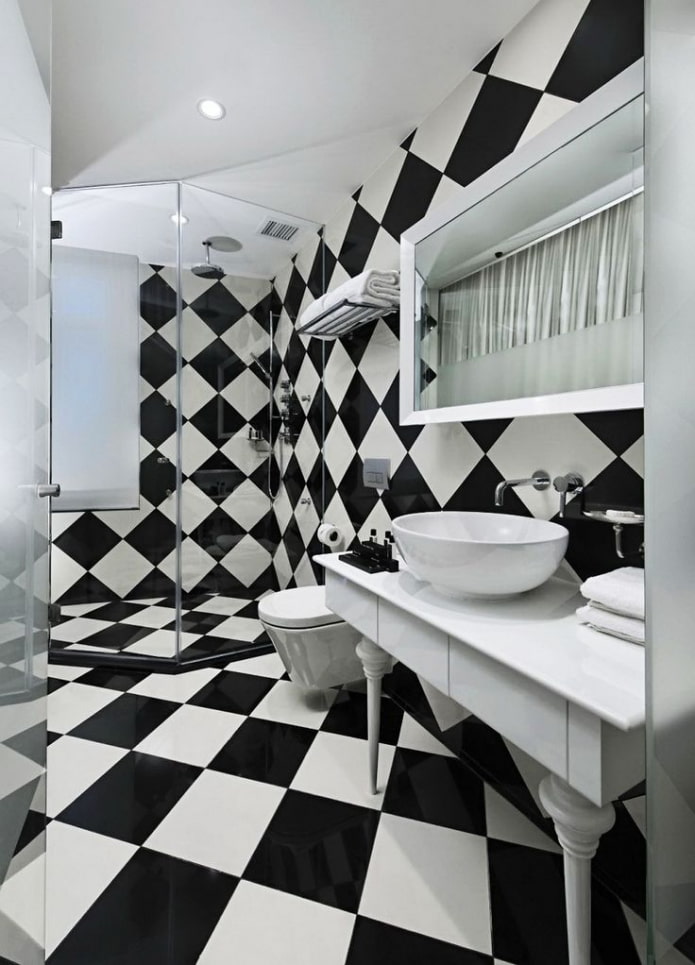 Finition carrelage noir et blanc dans la salle de bain