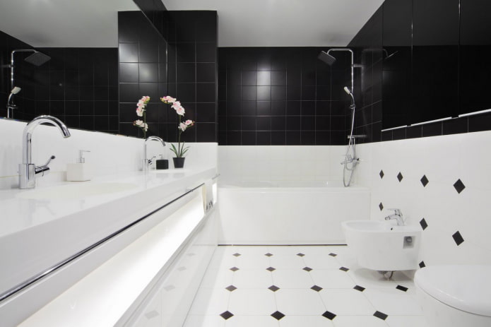 Finition carrelage noir et blanc dans la salle de bain