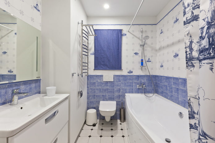carrelage blanc et bleu dans la salle de bain