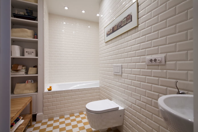 Carrelage en brique blanche dans la salle de bain