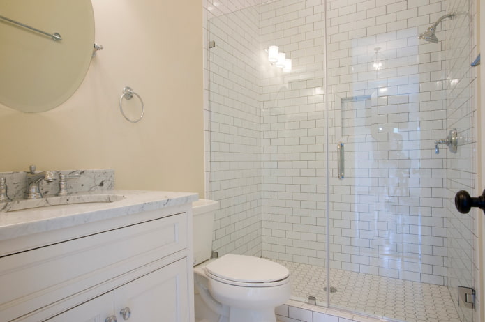 carrelage blanc dans la douche de la salle de bain