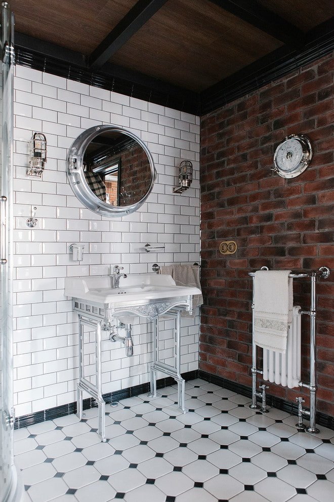 Carrelage blanc et brique dans la salle de bain