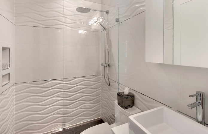 carrelage blanc en relief dans la salle de bain