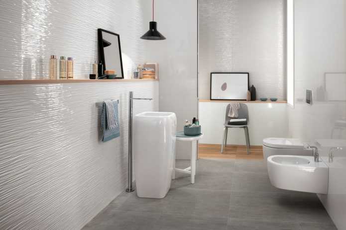 carrelage blanc en relief dans la salle de bain