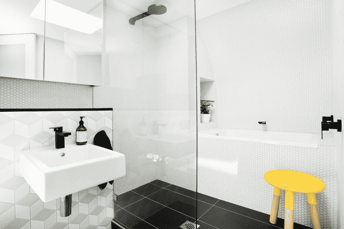 Carrelage mosaïque blanc dans la salle de bain