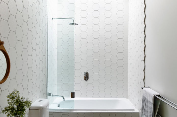 Carrelage alvéolaire blanc dans la salle de bain