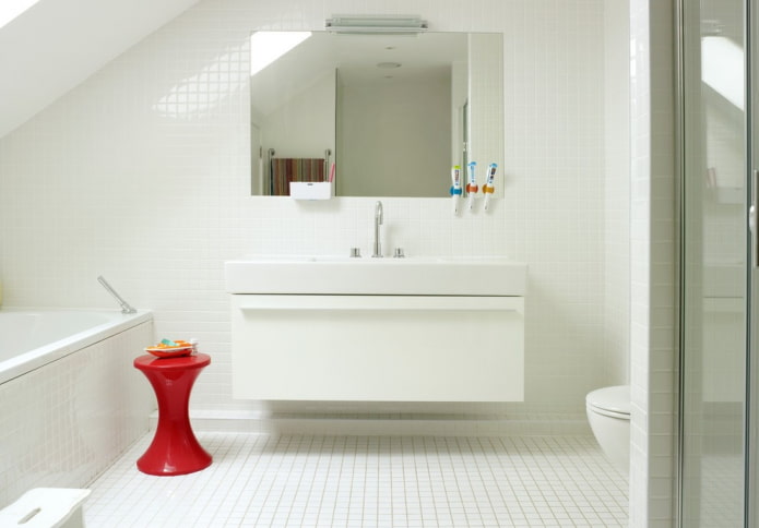 Carrelage mosaïque blanc dans la salle de bain