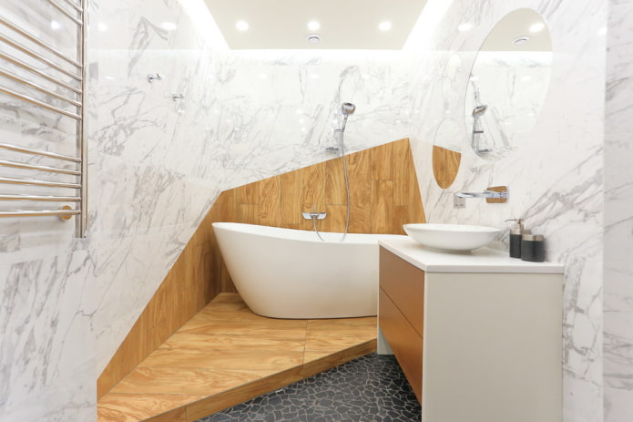 Carrelage blanc et bois dans la salle de bain