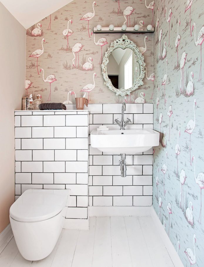 Carrelage blanc et papier peint dans la salle de bain