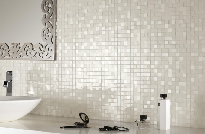 Carrelage blanc et nacre dans la salle de bain