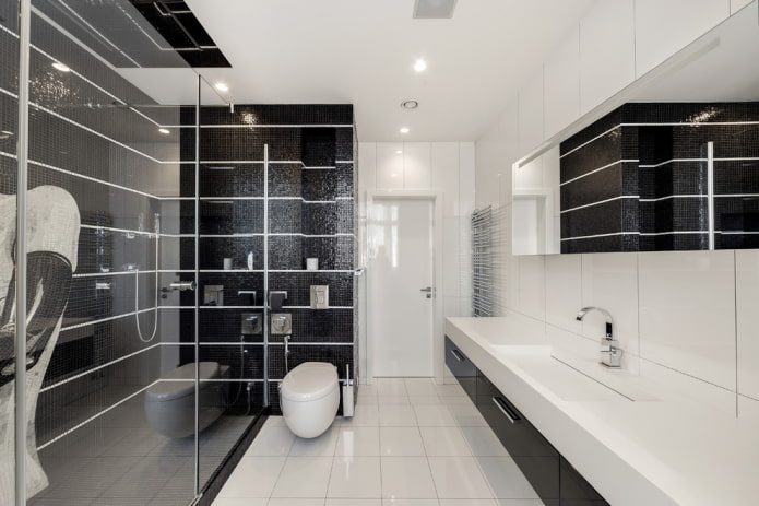 carrelage blanc au sol dans la salle de bain