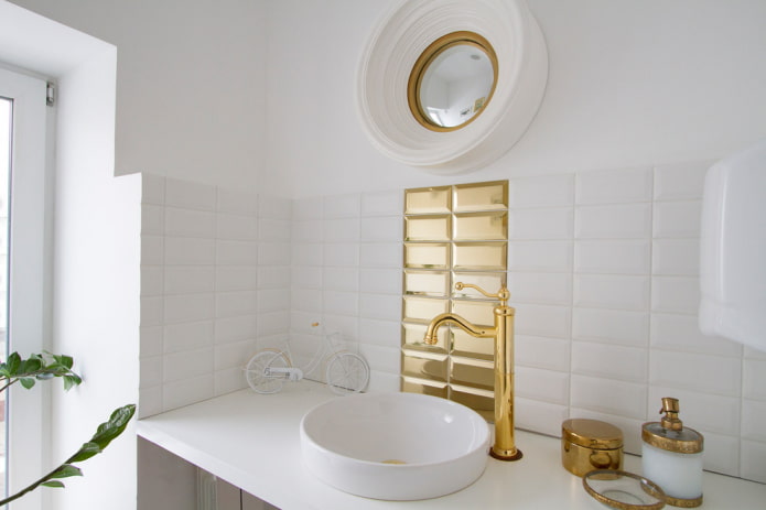 Carrelage blanc et or dans la salle de bain