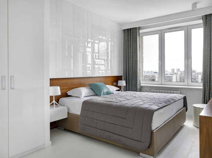 Textiles et décoration dans la chambre aux tons blancs