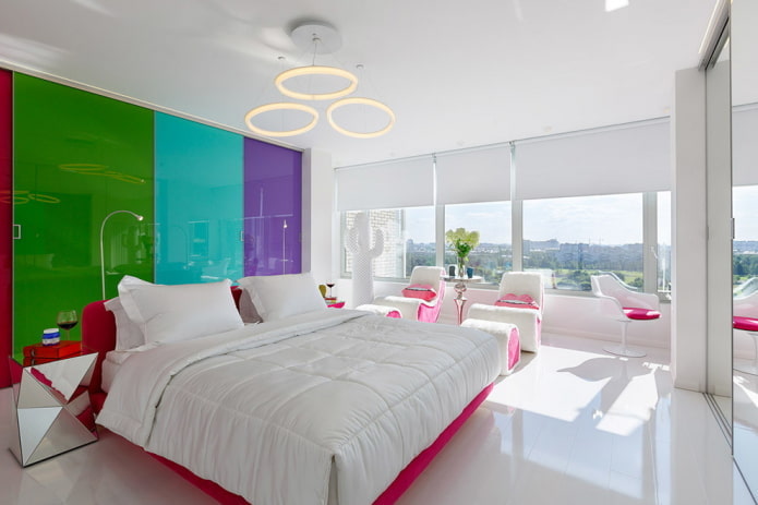 chambre blanche avec des accents lumineux