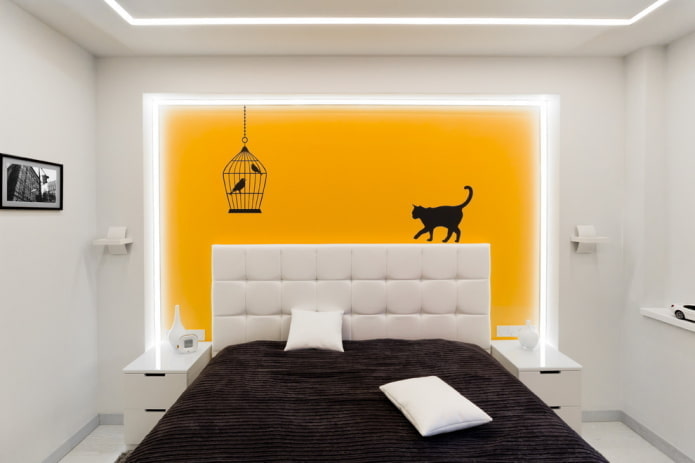 chambre blanche avec des accents lumineux
