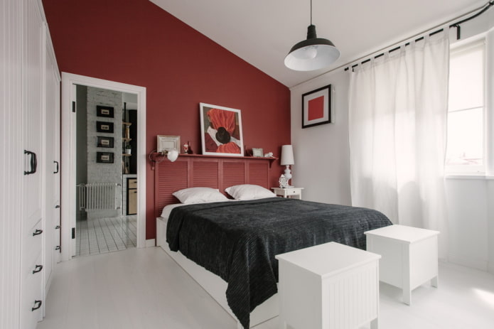 chambre blanche avec des accents lumineux