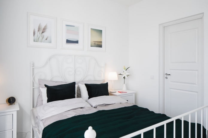 Textiles et décoration dans la chambre aux tons blancs
