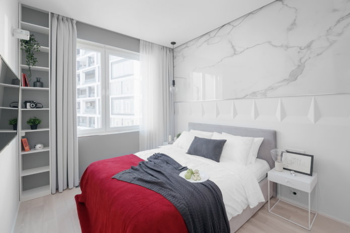 Textiles et décoration dans la chambre aux tons blancs