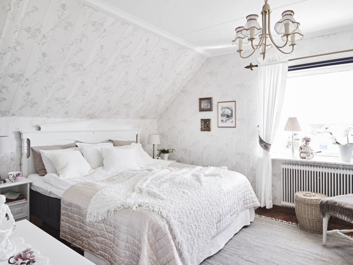 Intérieur d'une chambre blanche de style provençal