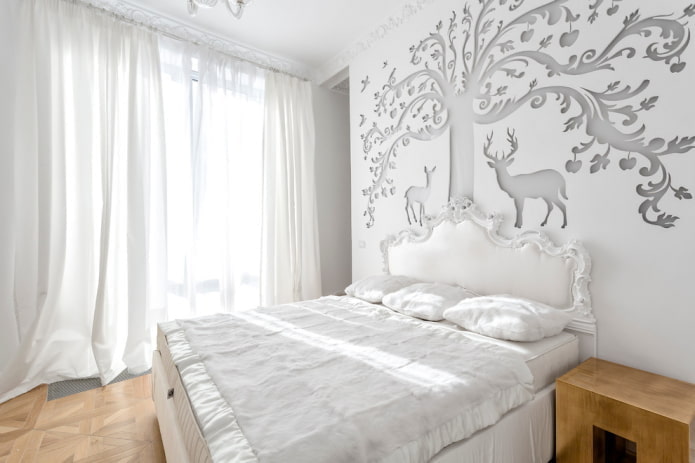 Textiles et décoration dans la chambre aux tons blancs