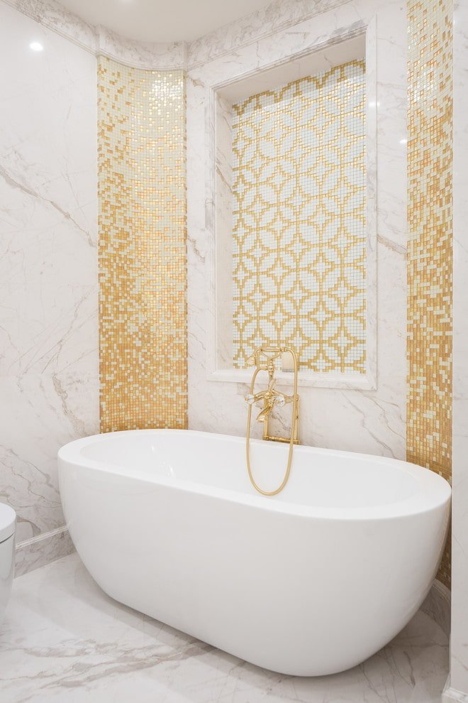 Intérieur de salle de bains dans les tons blancs et dorés