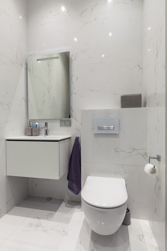 Aménagement intérieur des toilettes dans les tons blancs
