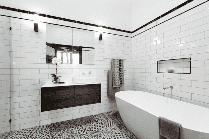 Aménagement intérieur de salle de bain en tons blancs