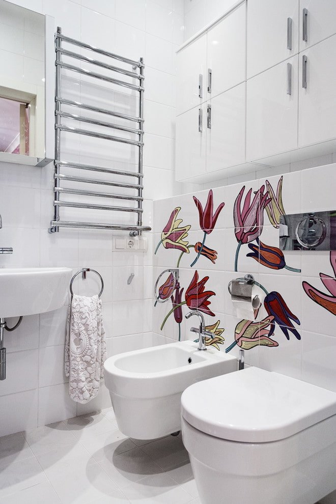 Aménagement intérieur de toilettes dans les tons blancs