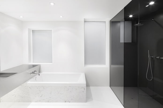 Salle de bains minimaliste aux tons blancs