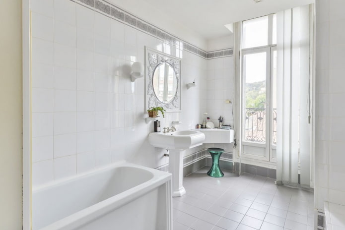 Finition intérieure de la salle de bain dans les tons blancs