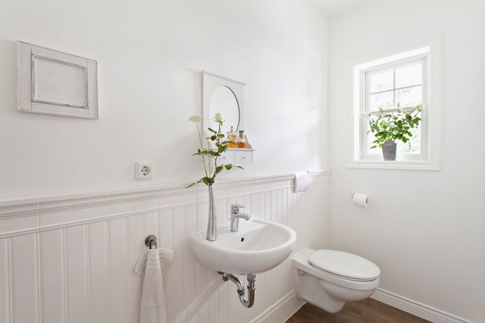 Aménagement intérieur de toilettes dans les tons blancs