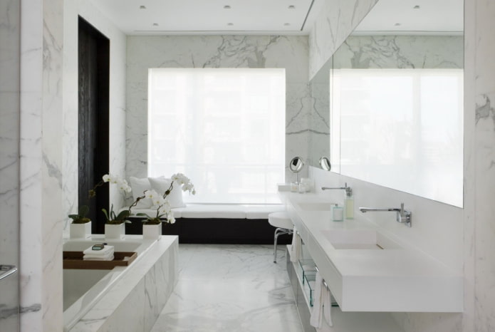 Aménagement intérieur de salle de bain dans les tons blancs