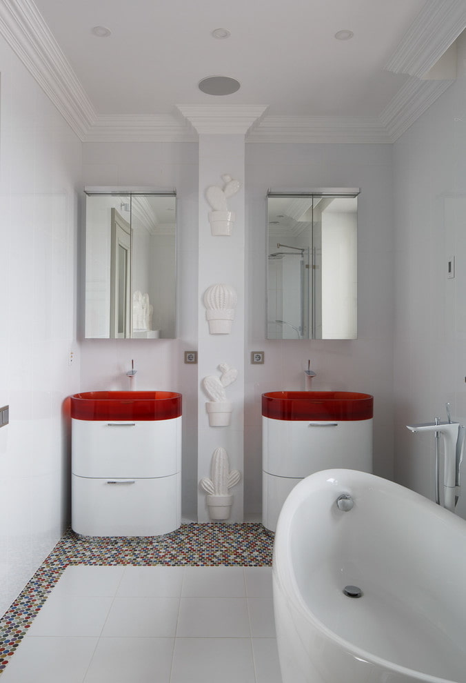 Meubles de salle de bain aux tons blancs