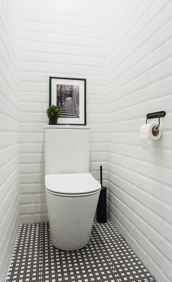 Intérieur de toilettes blanches