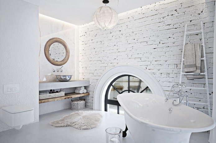 Salle de bains blanche de style loft