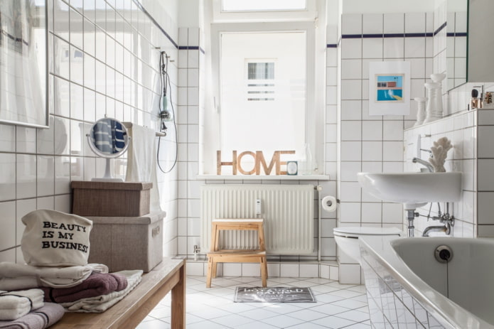 Salle de bains blanche de style scandinave