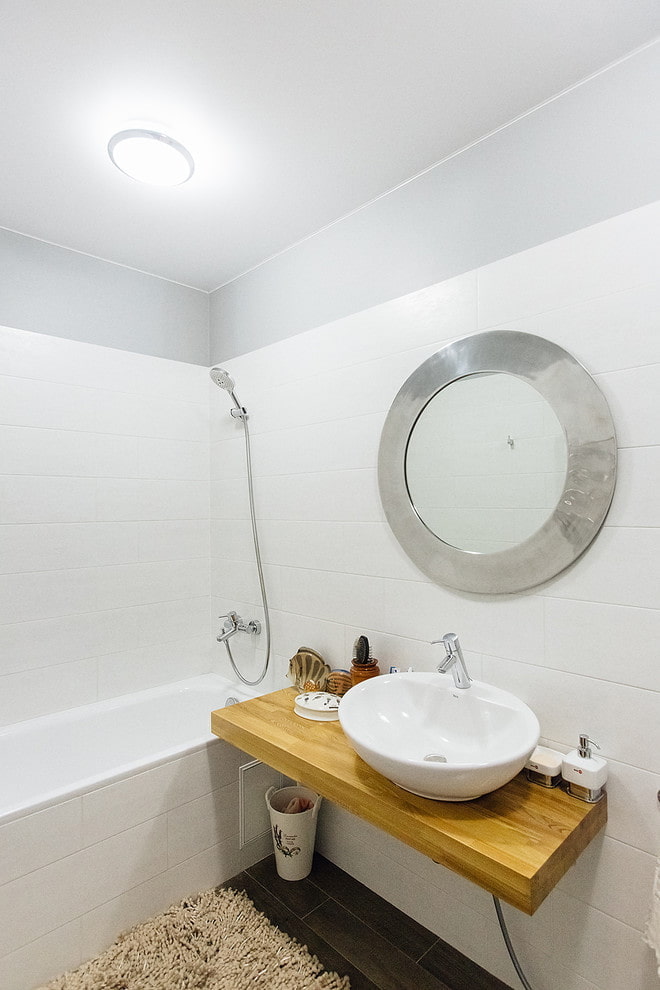 Meubles de salle de bain aux tons blancs