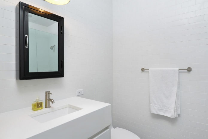 Intérieur de toilettes blanches