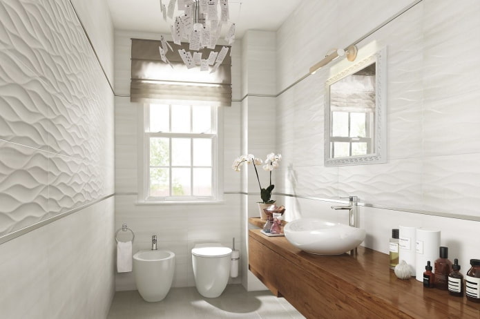 Aménagement intérieur des toilettes dans les tons blancs