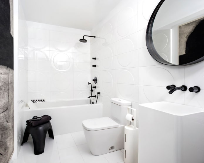 Carrelage blanc dans la salle de bain